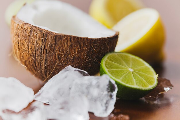 Delicioso coco con limones 