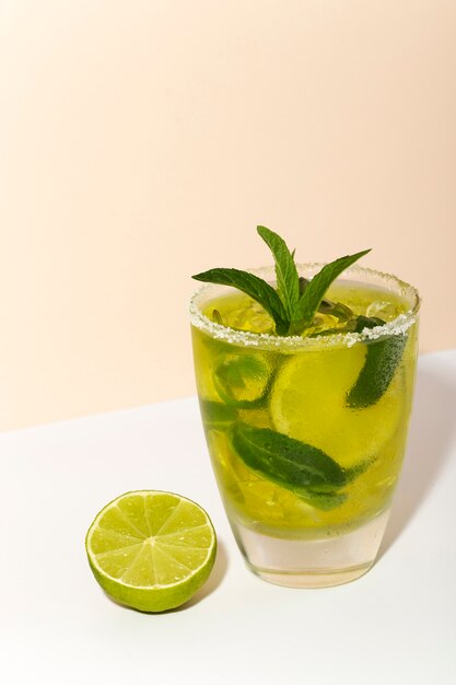 Delicioso cóctel de caipirinha con ángulo alto de menta