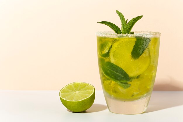 Delicioso cóctel de caipirinha con menta