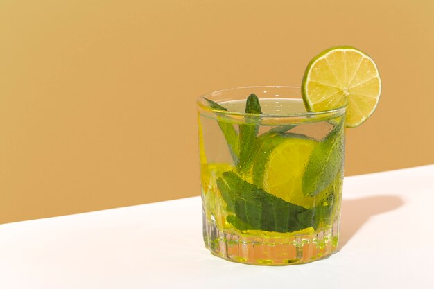 Delicioso cóctel de caipirinha con menta