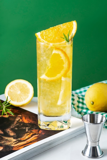 Delicioso cóctel de caipirinha con rodajas de limón