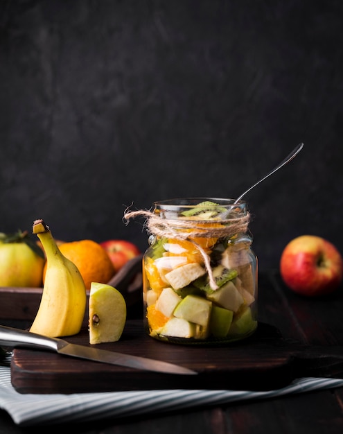 Delicioso cóctel de frutas casero listo para ser servido