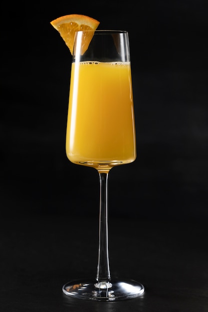 Foto gratuita delicioso cóctel de mimosa con rodaja de naranja