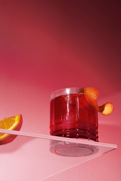 Delicioso cóctel negroni de ángulo bajo