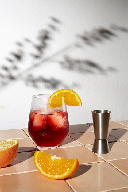 Delicioso cóctel de negroni con naranja