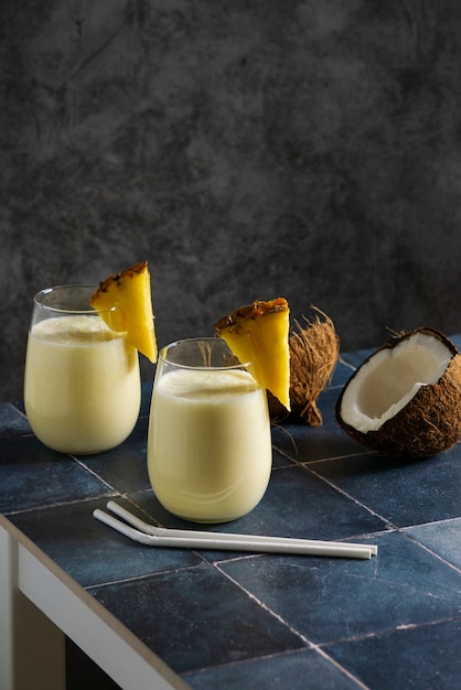 Foto gratuita delicioso cóctel de piña colada bodegón