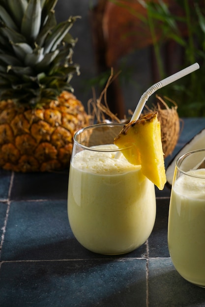 Foto gratuita delicioso cóctel de piña colada bodegón