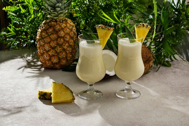 Foto gratuita delicioso cóctel de piña colada con hojas