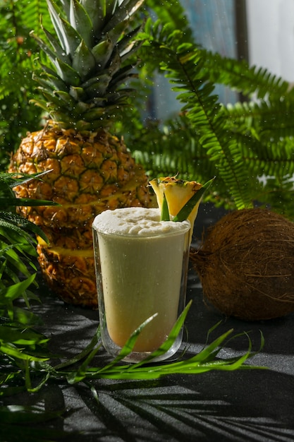 Foto gratuita delicioso cóctel de piña colada con piña