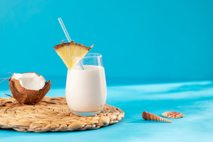 Foto gratuito delicioso cóctel sobre fondo azul.