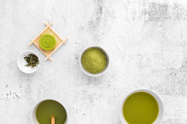 Foto gratuita delicioso concepto de té matcha sobre la mesa