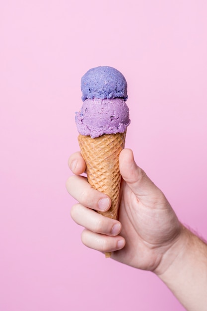 Foto gratuita delicioso cono de galletas y bolas de hielo gritan