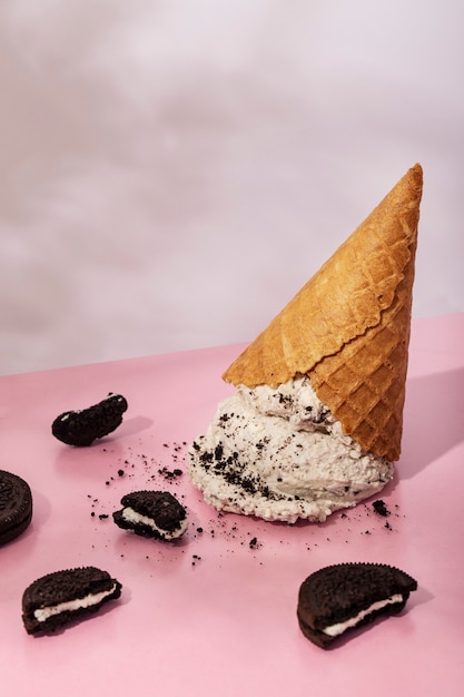 Foto gratuita delicioso cono de helado con galletas