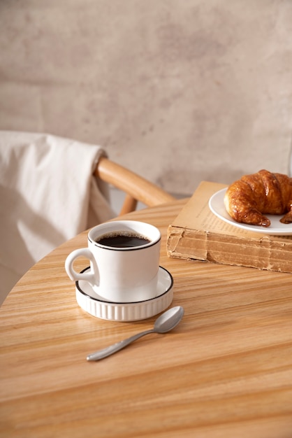 Delicioso croissant de alto ángulo en la mesa de madera