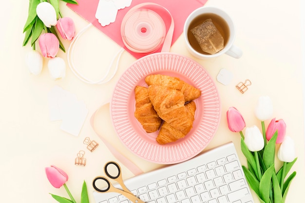 Delicioso croissant para el desayuno en la oficina