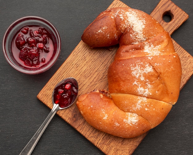 Foto gratuita delicioso croissant con mermelada dulce