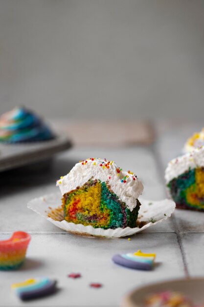 Delicioso cupcake arcoiris bodegón