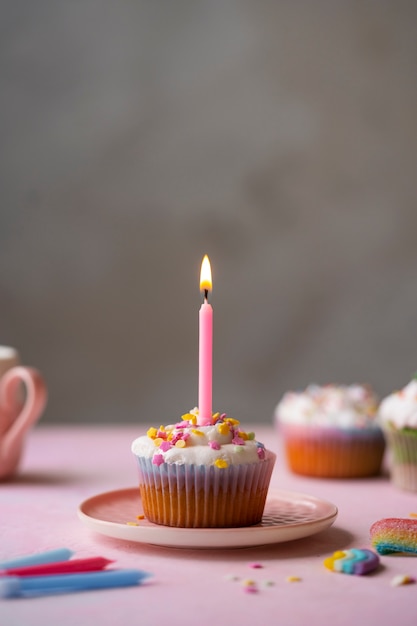 Foto gratuita delicioso cupcake arcoiris bodegón