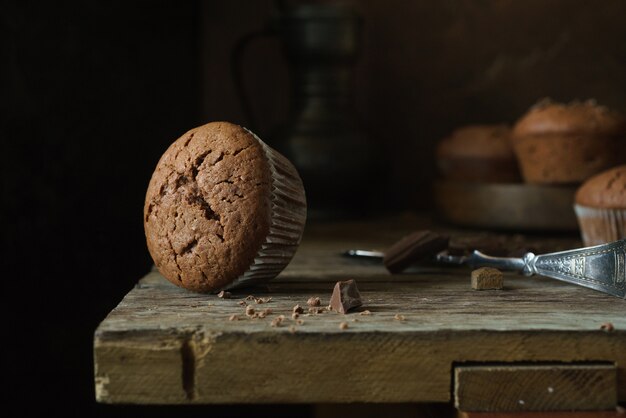 Delicioso cupcake en mesa de madera marrón