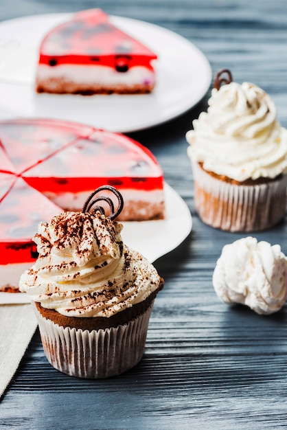 Delicioso cupcake y torta de gelatina