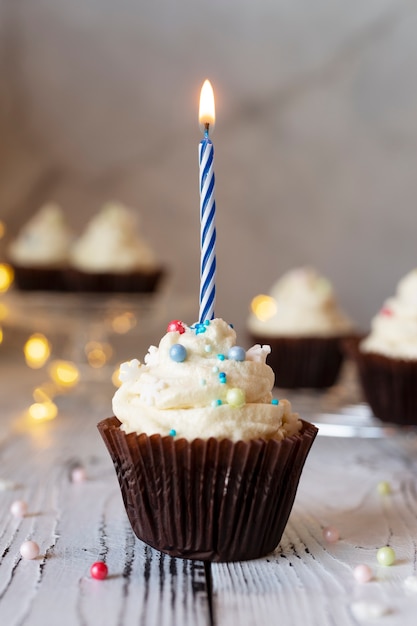 Foto gratuita delicioso cupcake con vela