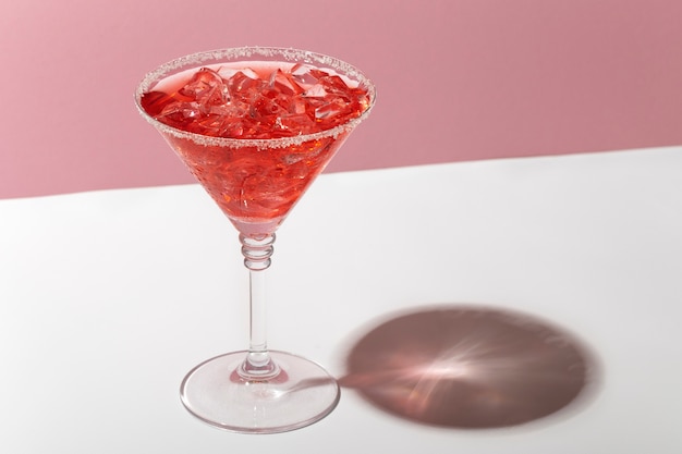 Foto gratuita delicioso daiquiri de alto ángulo con fondo rosa