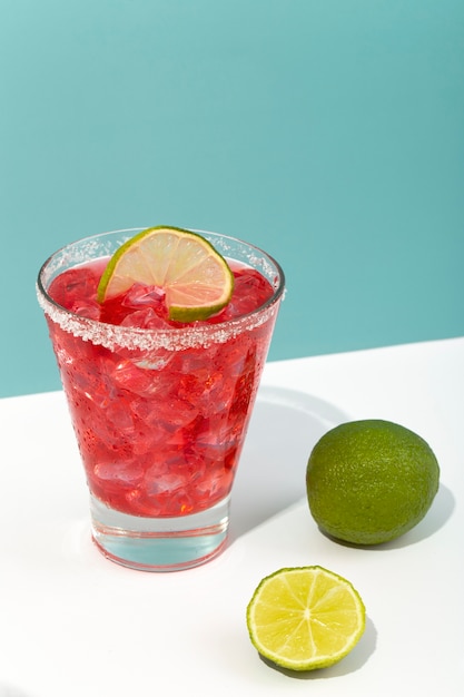 Delicioso daiquiri de alto ángulo con fresa