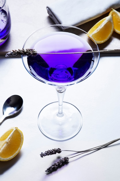 Delicioso daiquiri de alto ángulo con lavanda.