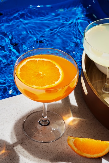 Delicioso daiquiri de alto ángulo con rodaja de naranja