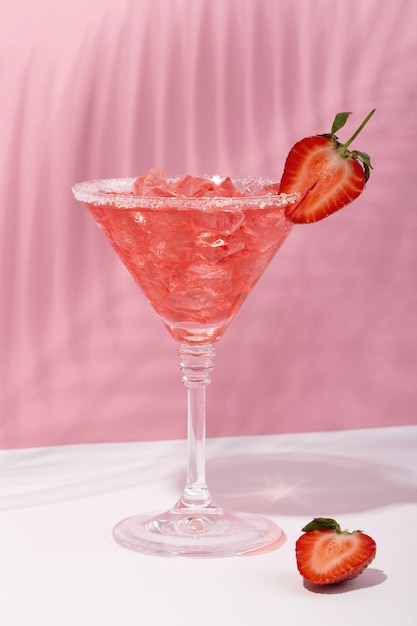 Foto gratuita delicioso daiquiri con fresa y fondo rosa.