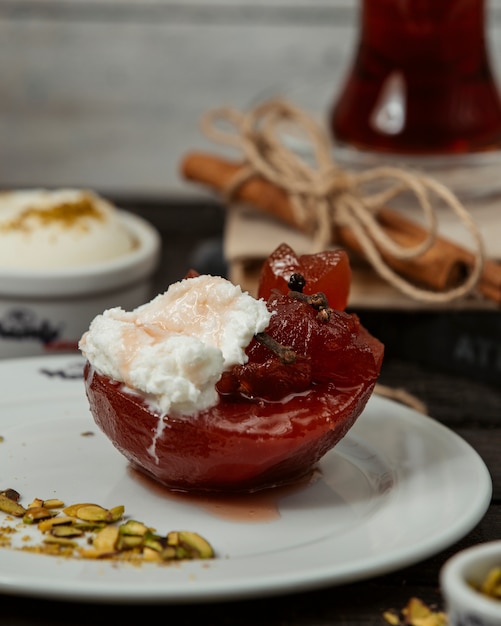 Foto gratuita delicioso deleite rojo en el plato