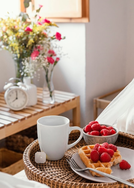 Delicioso desayuno de alto ángulo en placa