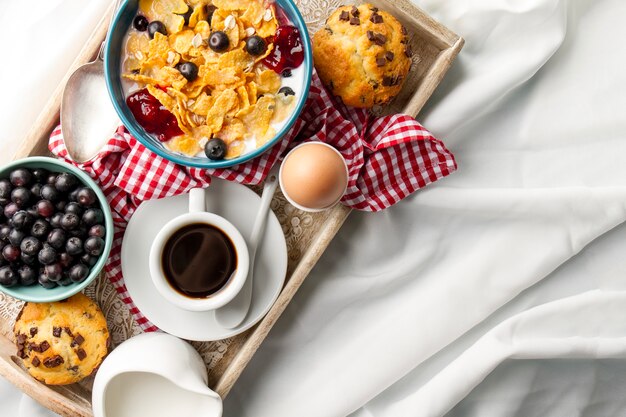 Delicioso desayuno en bandeja