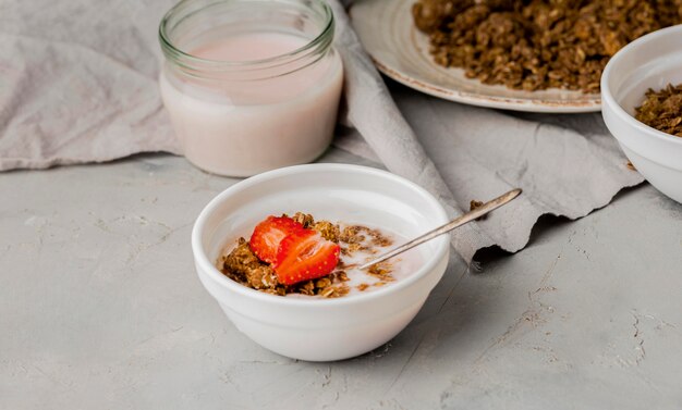 Delicioso desayuno casero con leche orgánica.