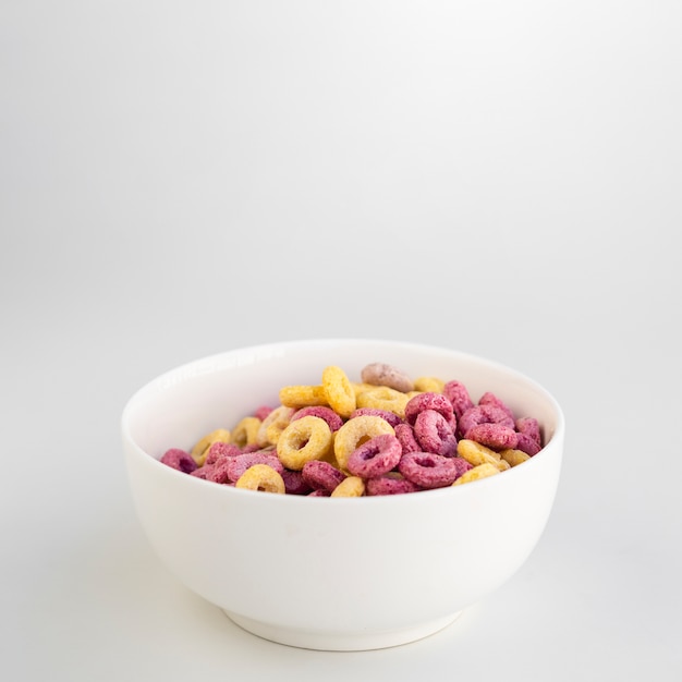 Foto gratuita delicioso desayuno con cereales y espacio de copia