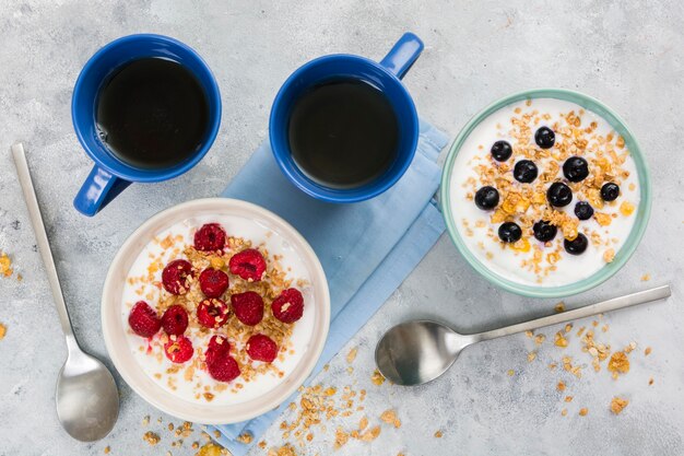 Delicioso desayuno de cereales con frutas