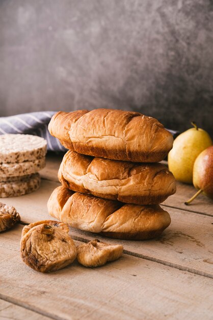 Delicioso desayuno de croissant y fruta seca.