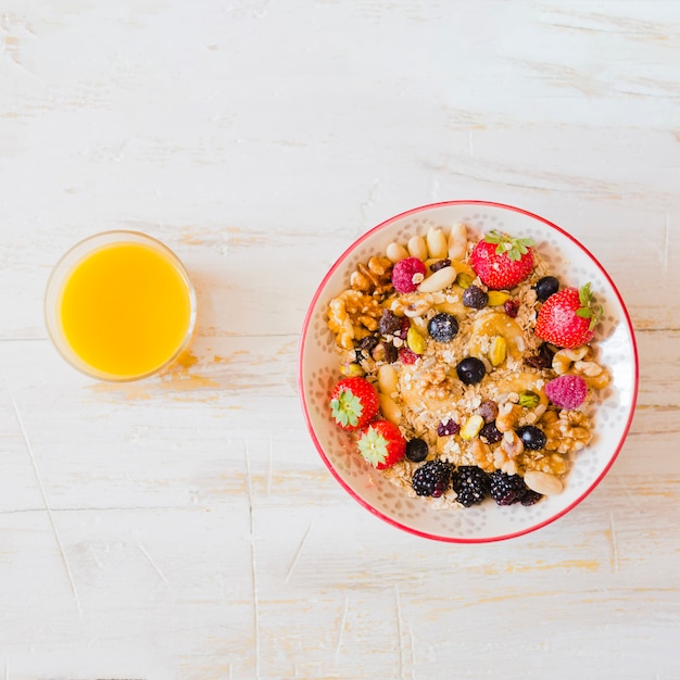 Foto gratuita delicioso desayuno dulce en la mesa