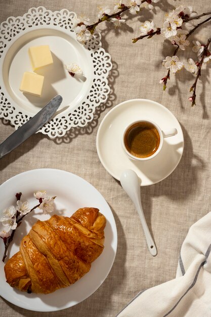 Delicioso desayuno francés con croissant