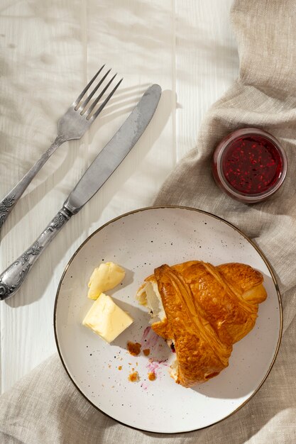 Delicioso desayuno francés con croissant