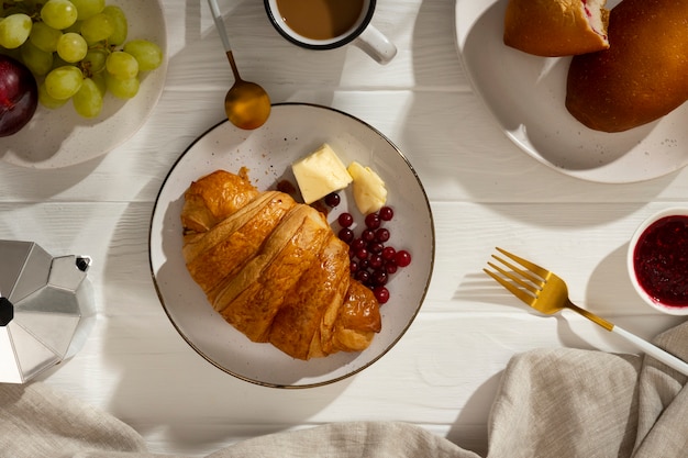 Delicioso desayuno francés con croissant