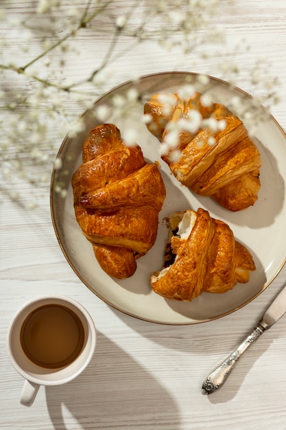 Delicioso desayuno francés con croissant