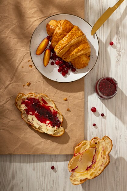 Delicioso desayuno francés con croissant