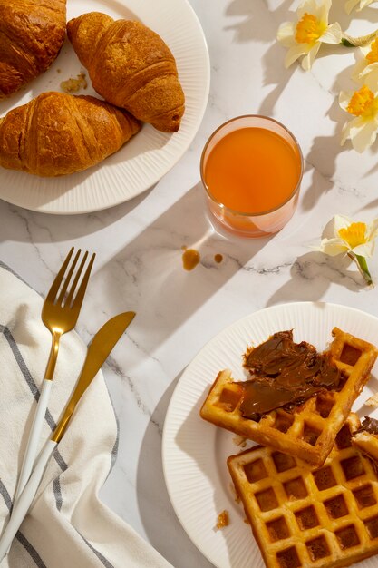 Delicioso desayuno francés con croissant