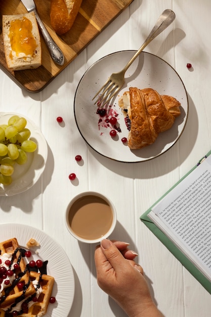 Foto gratuita delicioso desayuno francés con croissant