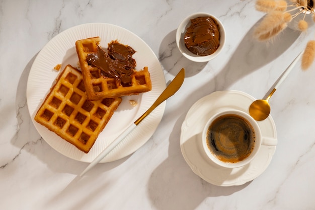 Foto gratuita delicioso desayuno francés con vista superior de gofres