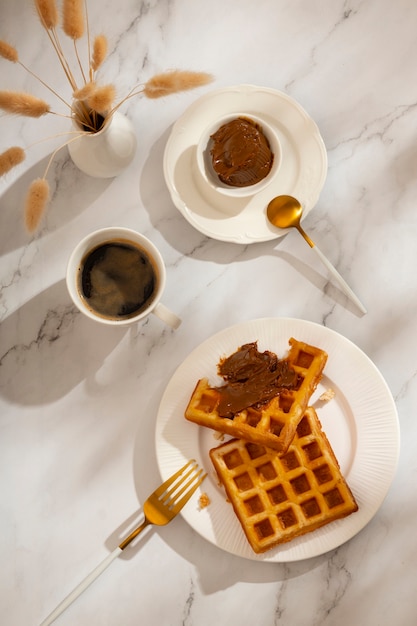 Foto gratuita delicioso desayuno francés con vista superior de gofres