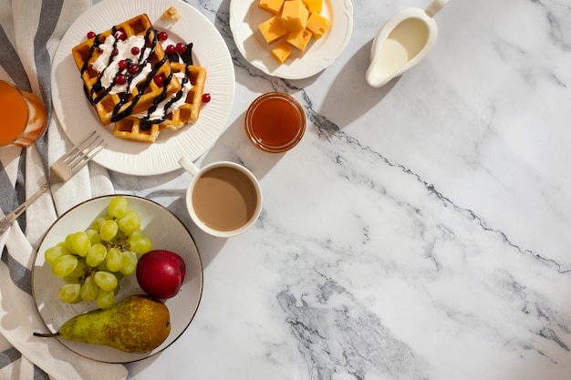 Foto gratuita delicioso desayuno francés con vista superior de gofres