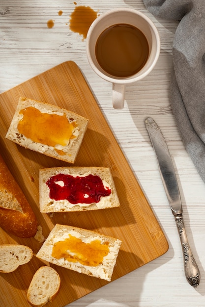 Foto gratuita delicioso desayuno francés con vista superior de mermelada