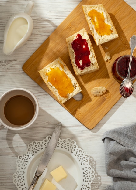 Foto gratuita delicioso desayuno francés con vista superior de mermelada